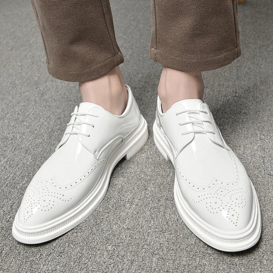 New Luxury Men White Brogue Lace Up Patent Leather Loafers Male Casual Moccasins Oxfords Driving Shoes Wedding Party Prom Flats